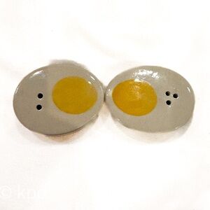 Sunny-Side-Up Egg Salt & Pepper Shakers – Vintage Retro Ceramic